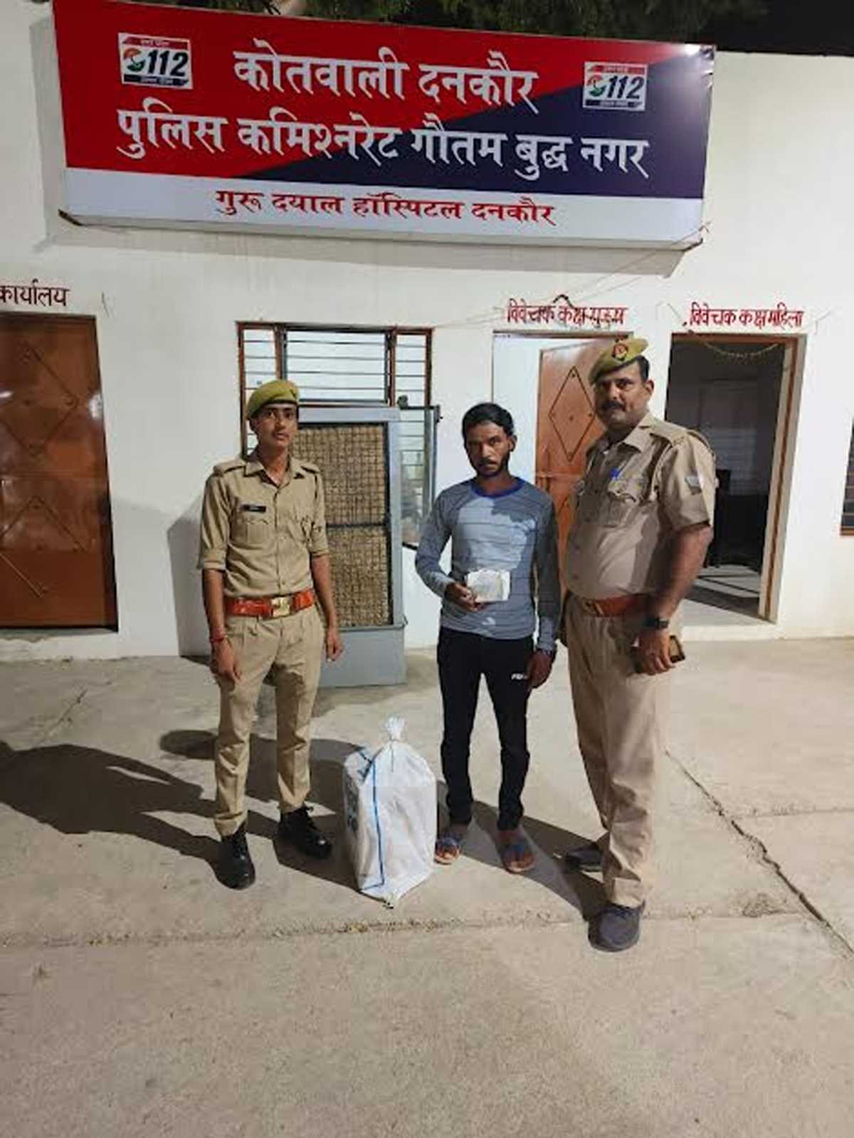 आबकारी अधिकारियों ने शराब तस्कर को किया गिरफ्तार